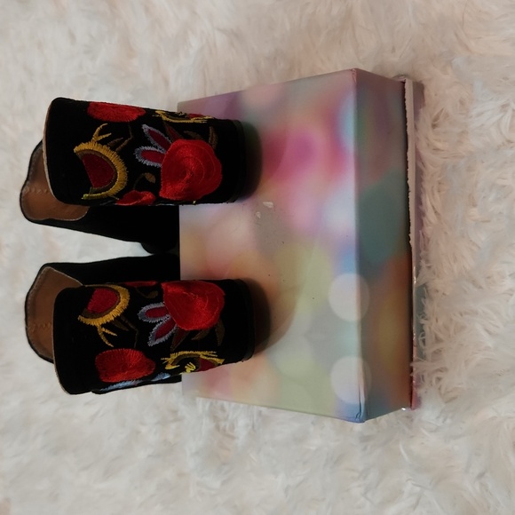 Steve Madden mules with floral embroidered  heel - Picture 4 of 8